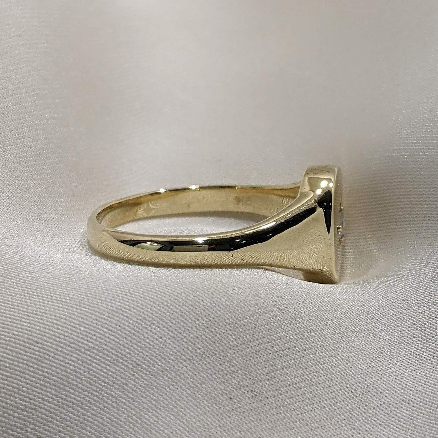 Diamond-Set Signet Ring 9ct Yellow Gold